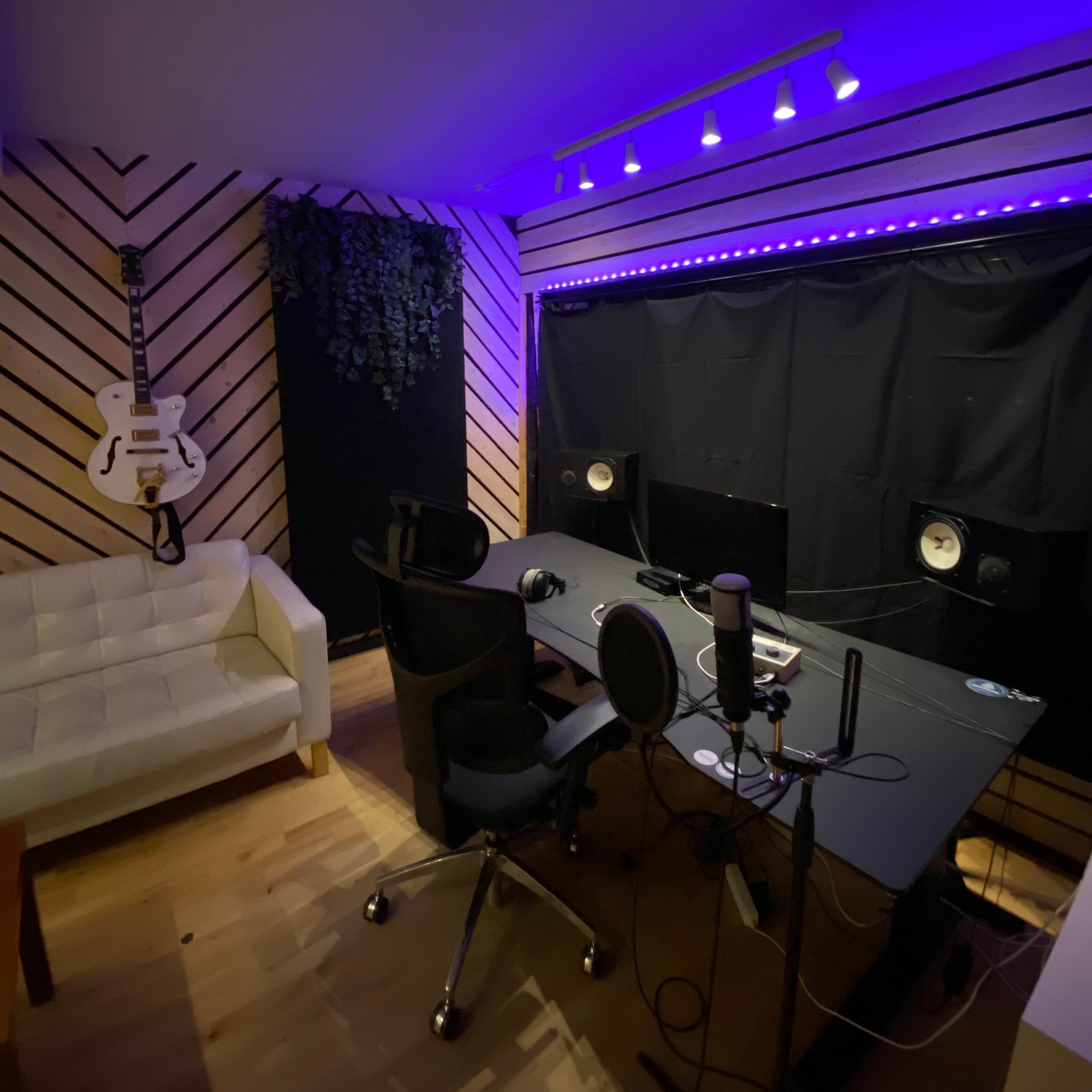 A spacious studio perfect for creative workshops.
